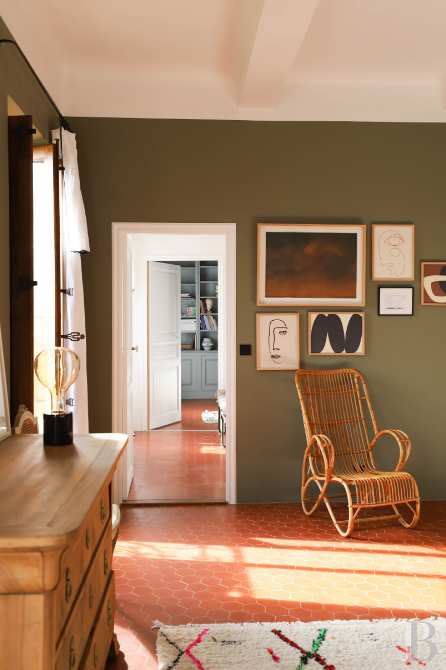 Dans les Alpes-de-Haute-Provence, au sud de Forcalquier, une maison de village traditionnelle et audacieuse - photo  n°25